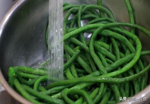 廚師長分享豆角新吃法，不炒不涼拌，一煮一煎，脆嫩鮮香又少油