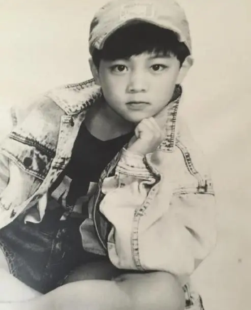 “三毛”長大了!8歲成名,14歲禿頂,34歲變帥哥,植髮挨300多針 “三毛”長大了!8歲成名,14歲禿頂,34歲變帥哥,植髮挨300多針