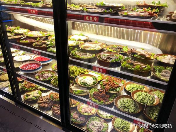 大鏟子炒五花肉可不是要鐵鍋燉，而是在炒底料，涮火鍋啦