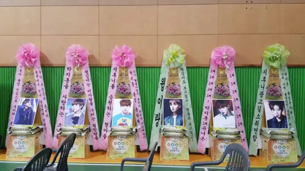 詭異的日本街頭：滿地花圈、滿臉開心