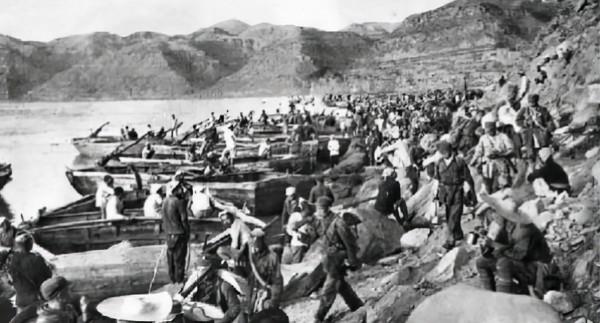 新四軍掉進日軍包圍圈，突然來兩人相救