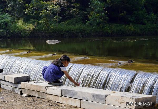 遊走青山秀水間，遛娃嬉戲好休閒