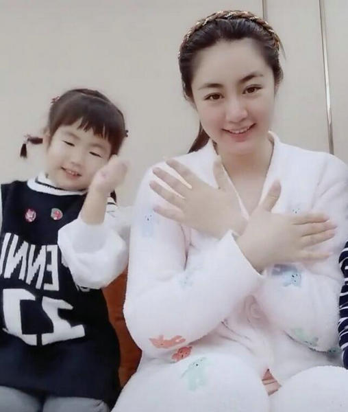 “王小蒙”畢暢久違露面分享帶娃日常 與一雙兒女宅家跳舞畫面溫馨