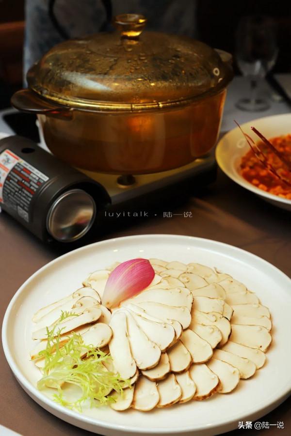 10人消費將近4000元，鮮松茸、大黃魚、羅氏蝦、私房牛肉都不錯