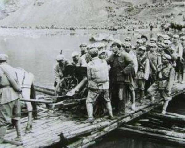 1935年毛主席夜訪周總理,請求把命令晚一點發,拯救了3萬多紅軍 1935年毛主席夜訪周總理,請求把命令晚一點發,拯救了3萬多紅軍