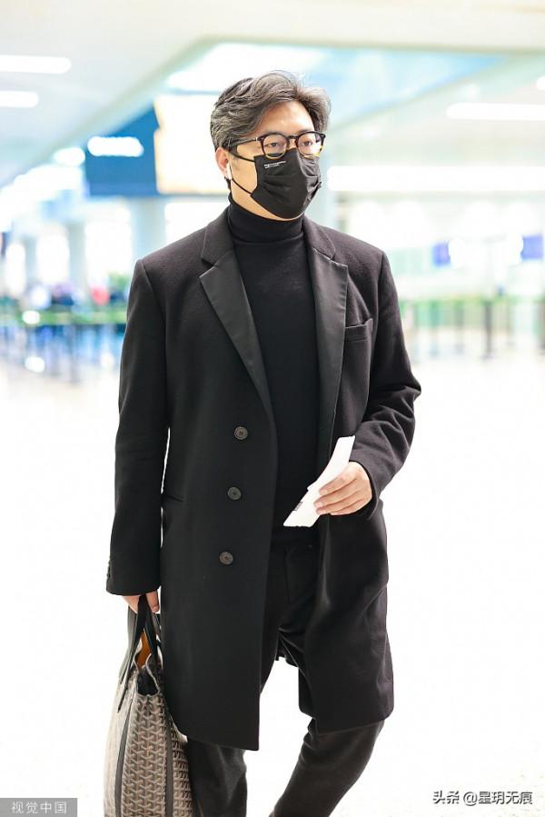 王嶽倫All Black造型低調現身 穿大衣麂皮鞋沉穩有型