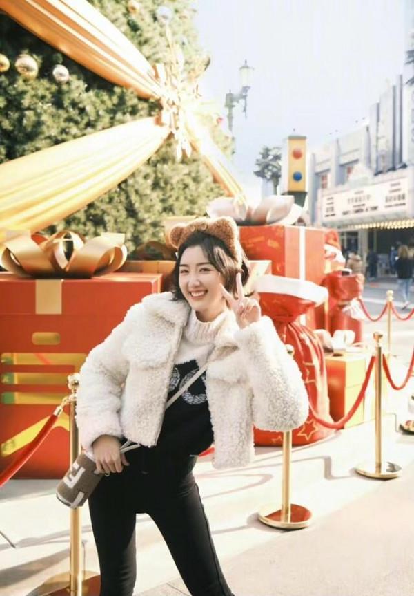 毛曉彤打卡環球影城，私服穿搭保暖又接地氣，娃娃臉真是減齡