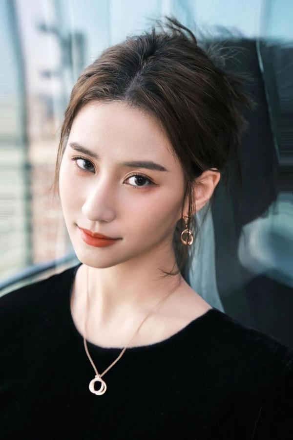 何超蓮好好看，狀態也一直線上 名媛千金的氣質就是不一樣呀