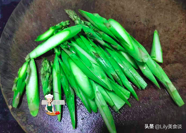 建議女人少吃保健品，多吃&OpenCurlyDoubleQuote;一白一綠&rdquo;，便宜營養，冬天吃特養人