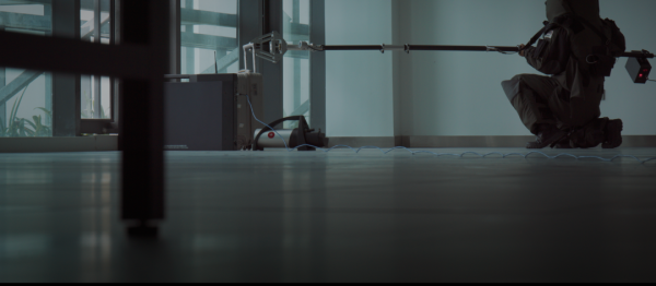 屏住呼吸！看現實版&OpenCurlyDoubleQuote;拆彈專家&rdquo;徒手轉移爆炸物