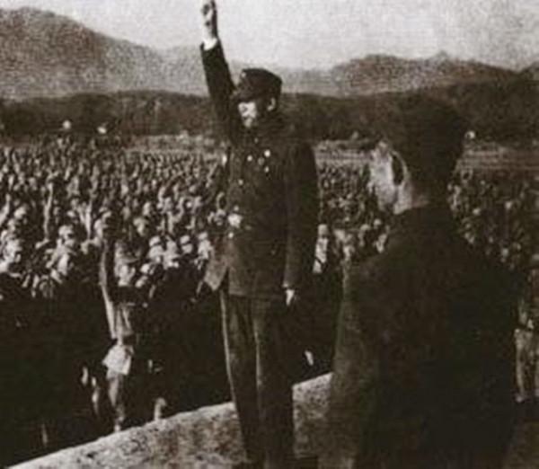 團長擋不住敵軍後逃跑，這個21歲傳令兵站出來：大家聽我的指揮