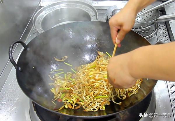 飯店都買不到的“河南炒麵條”，這個做法不粘鍋不糊底，勁道焦香