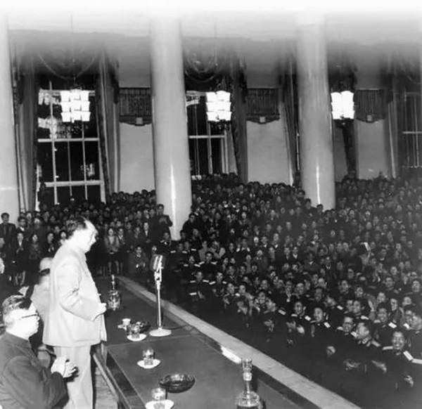 1957年毛主席蘇聯演講，用英語“說暈”留學生，他如何化解尷尬？
