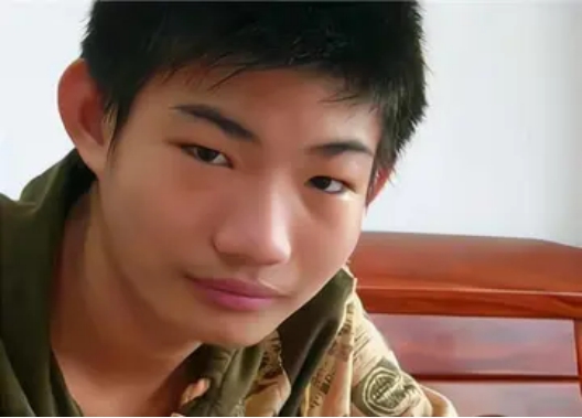 8歲沒下地走過路，冷了燒傢俱取暖，父母的溺愛讓孩子23歲餓死在家裡