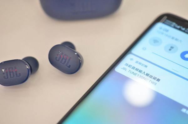 JBL新款主動降噪真無線TUNE 130NC，時尚、好用、價格也很親民