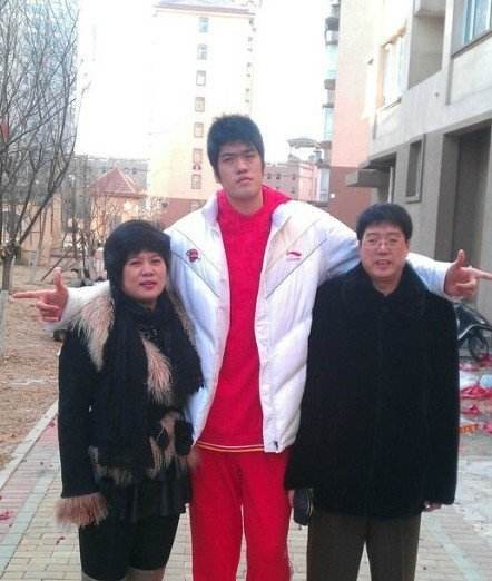 中國女籃梁天雲：身高1米97，因情傷退役，嫁農村小夥被寵成寶