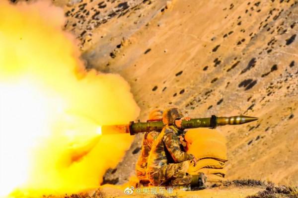 反裝甲火器高原跨晝夜實彈射擊，高畫質大圖看火力全開瞬間