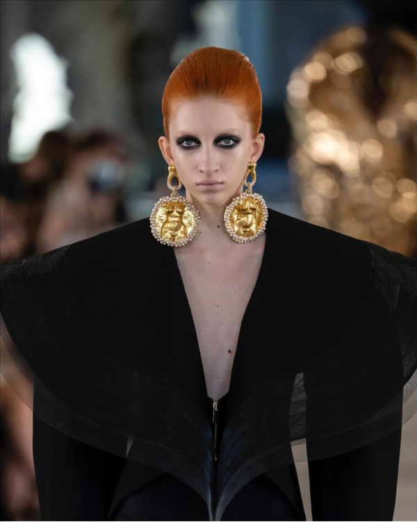 李宇春春晚的11斤戰袍，為何歐洲人要花那麼多精力在手工上？