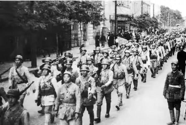 空軍副司令劉震在路途看到歹徒毆打群眾,他問:這是怎麼回事呢? 空軍副司令劉震在路途看到歹徒毆打群眾,他問:這是怎麼回事呢?