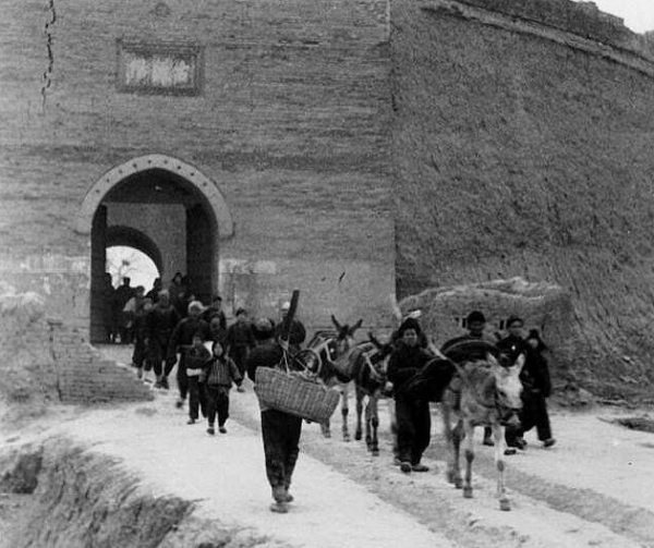 一張令人淚目的全家福:拍照時英雄已犧牲,妻子懷抱幼兒支撐著他 一張令人淚目的全家福:拍照時英雄已犧牲,妻子懷抱幼兒支撐著他