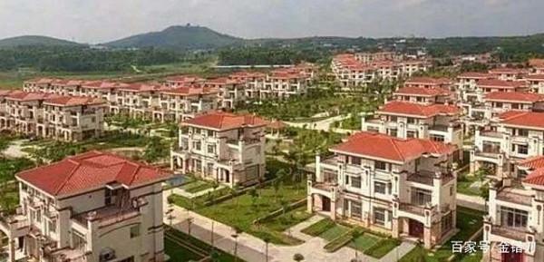 18歲農村娃考上北大，全村湊錢贈路費，百億身價後送每戶村民別墅