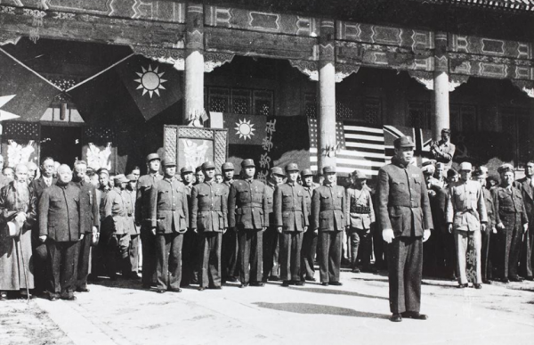 解放前，國軍少將闖入一地下黨房間，拔槍道：我有重要情報給黨