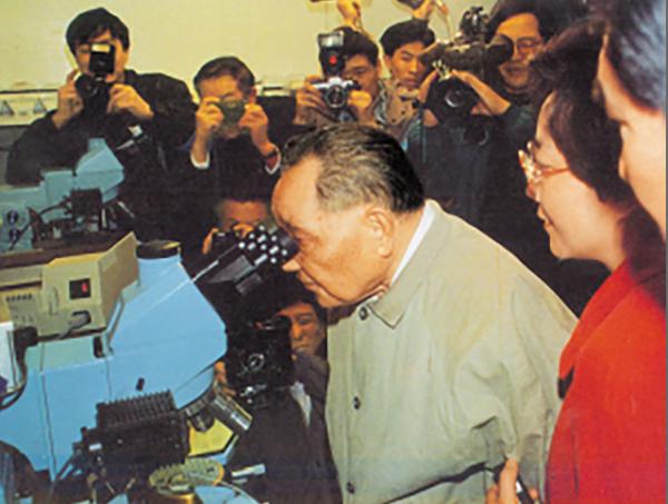 1992年鄧小平視察上海，深情親吻的農家小兒湯佳贇，後來怎麼樣？