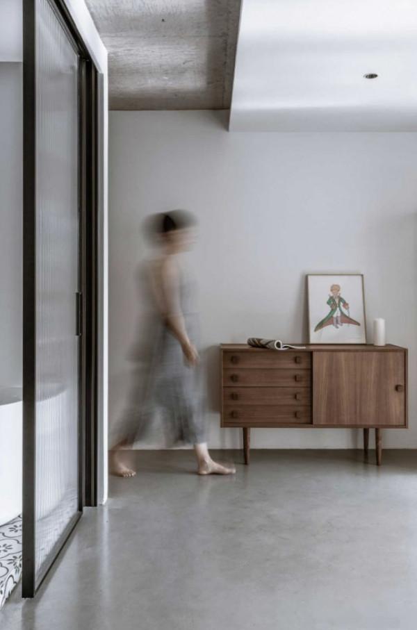 宅女的43㎡小窩，她堅持不鋪地、不買床，全屋毛坯風卻很耐看