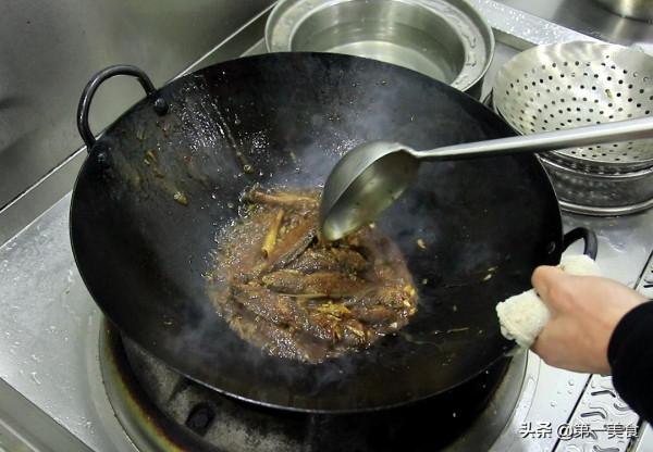 焦燒小黃魚,先炸再煨更入味,魚肉香酥味道鮮,連魚骨都能嚼著吃 焦燒小黃魚,先炸再煨更入味,魚肉香酥味道鮮,連魚骨都能嚼著吃