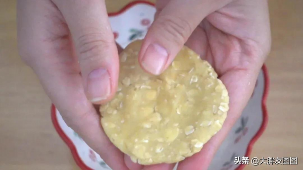 揭秘！燕麥消化餅的做法！和買的一樣，酥酥軟軟，好吃到腦昏昏