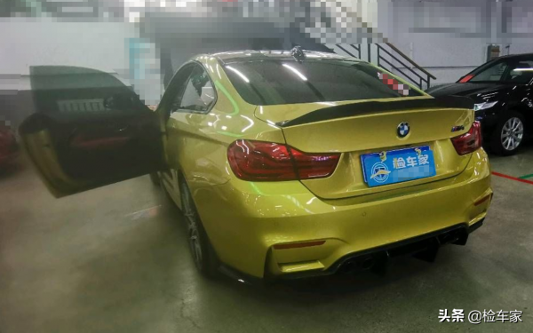 為了買這輛70萬的寶馬M4，買家找了三個人驗車！這車況真少見