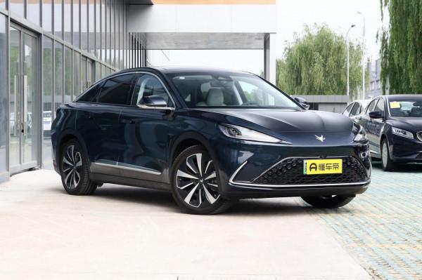 極狐阿爾法S：外觀時尚新潮，中大型車，最大馬力435PS，配置齊全