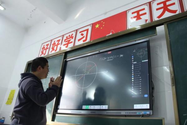 無&OpenCurlyDoubleQuote;生&rdquo;教學，有聲課堂，學生在家，教師在&OpenCurlyDoubleQuote;堂&rdquo;