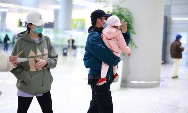 苗苗一家三口首次走機場，鄭愷發福成大叔她卻暴瘦，女兒長相曝光