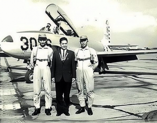 1965年,李顯斌駕機叛逃,得280萬獎金,26年後回鄉探親被捕 1965年,李顯斌駕機叛逃,得280萬獎金,26年後回鄉探親被捕