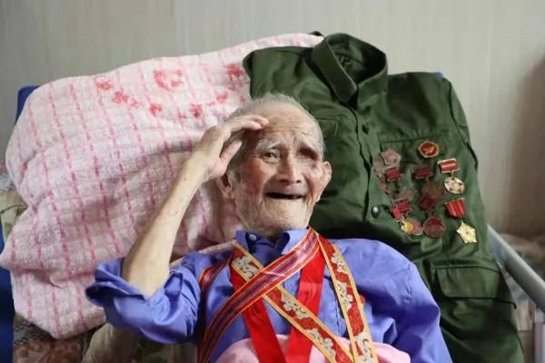 102歲&OpenCurlyDoubleQuote;水上英雄&rdquo;陳訓楊，復員返鄉，隱藏戰功60多年