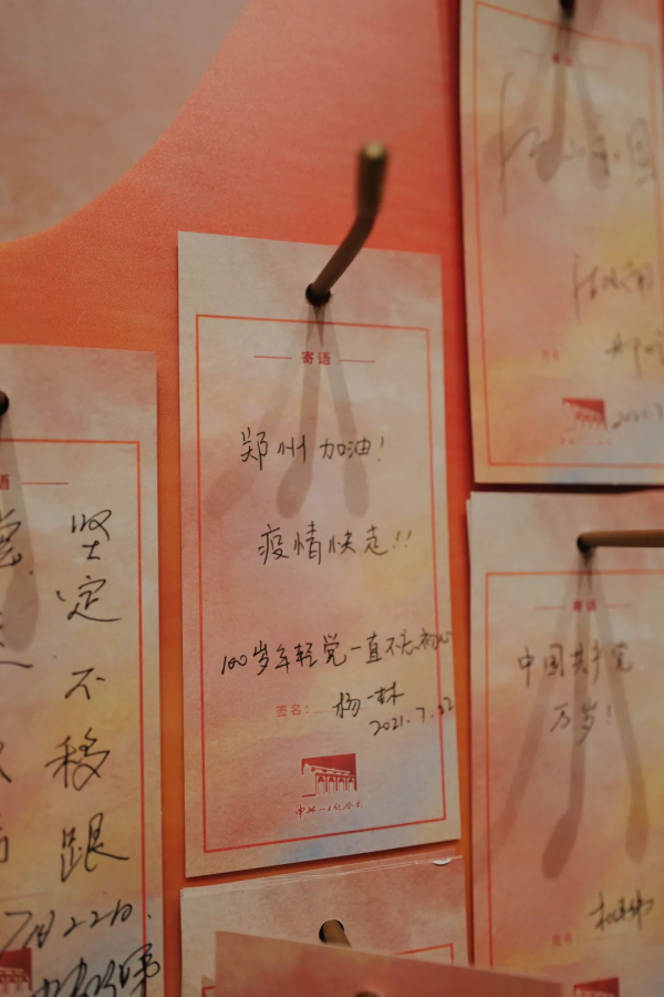 這輛“百年限定”的紅色巴士，今年特別值得坐上一坐