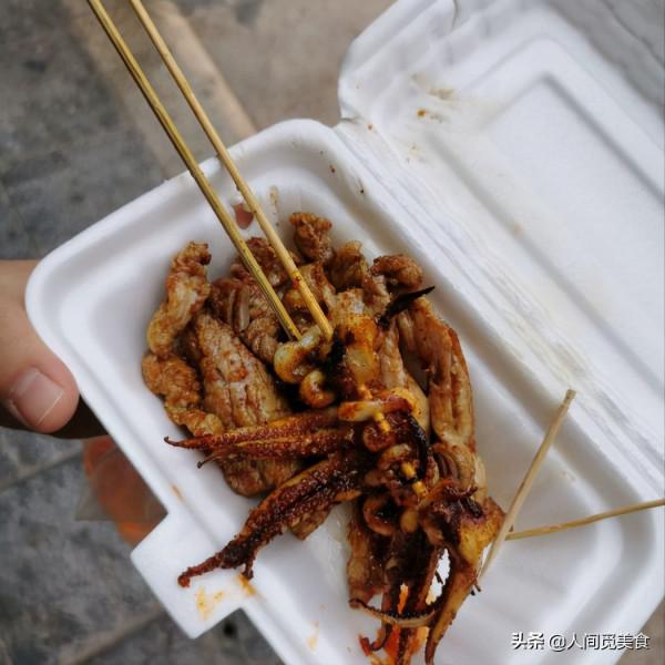 河南大叔自創美食惹爭議，1元1串，有人連吃20年，有人卻下不去嘴