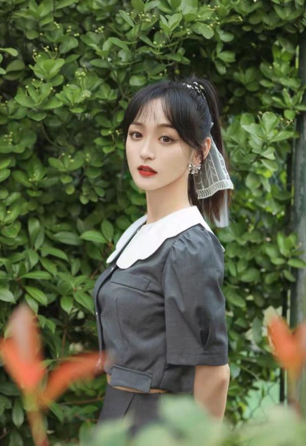 何泓姍30+的年紀18歲 歲的臉，穿“日系校服”真嫩，看不出年紀感