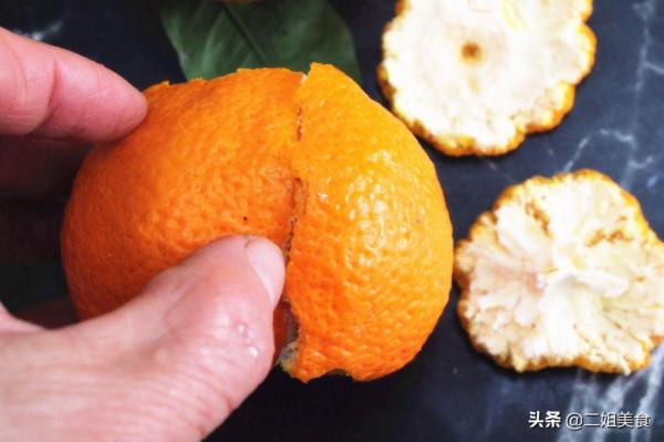 在橘子頂部開一個口，太聰明瞭，用途花錢買不到，簡單還實用