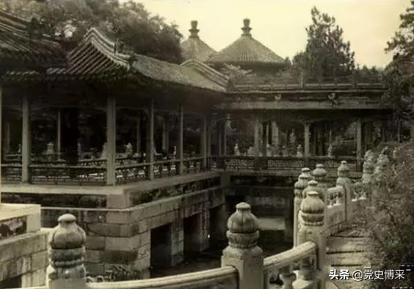 毛澤東為什麼只把中央軍委和中宣部帶進了中南海?林彪稱其為槍桿子和筆桿子,一手抓武裝一手抓宣傳 毛澤東為什麼只把中央軍委和中宣部帶進了中南海?林彪稱其為槍桿子和筆桿子,一手抓武裝一手抓宣傳