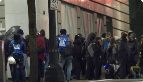 槍殺暴徒的少年判無罪，全美竟震怒？多城抗議，波特蘭陷打砸搶燒