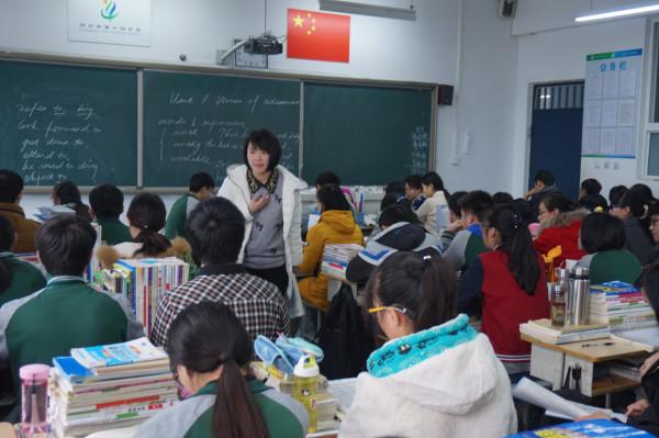 一小學教師曬出“工資單”，抱怨工資太低，網友直言：真是不知足