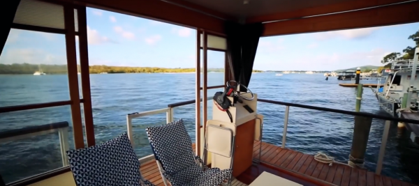 男子花百萬將家搬到水面上 12㎡漂浮小屋每月管理費至少三千