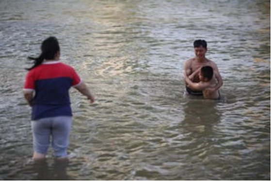 06年，教師情侶為救人雙雙犧牲，婚禮與葬禮同時進行，上千人見證