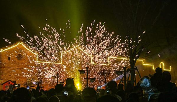 在高都古鎮，情人節遇上元宵節