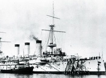 日軍旗艦34門火炮轟擊民房，國軍飛行員駕機撞日艦，怒吼：弄死它