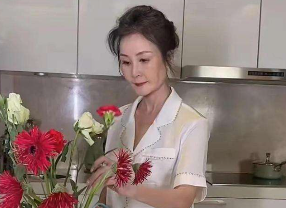 雪瑞姑姑：靠壕氣人設走紅，花甲之年活成18歲，她到底是何身份？
