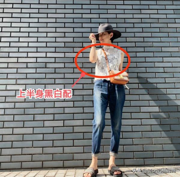 54歲的她，僅憑一身“黑白配”穿搭，就贏得了高階氣質，那你呢？