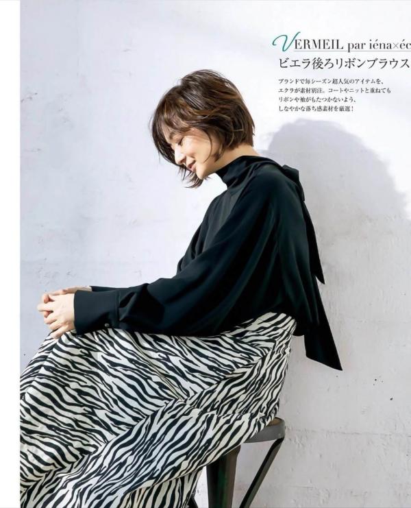 這才是“黑白配”的穿搭精髓！52歲的富岡佳子，贏得體面優雅